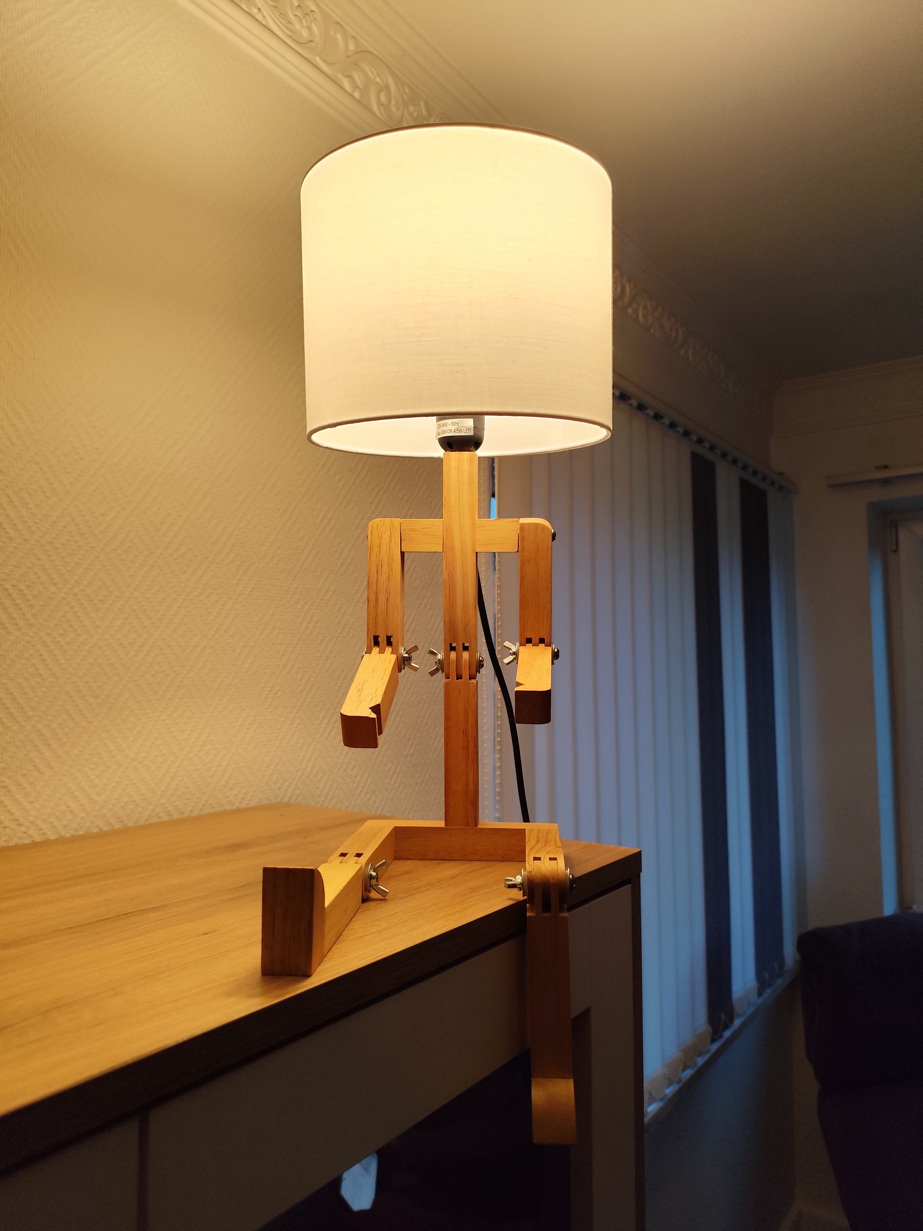 Emil – Siddende lampe design figur lampe